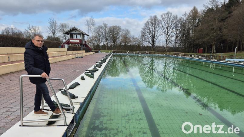 Im Winter bietet das Schwimmerbecken im Freibad Windischeschenbach keinen schönen Anblick. Bürgermeister Karlheinz Budnik macht sich Sorgen, dass bis zu Saisonbeginn im Mai die Stadt keine Fachangestellten für Bäderbetriebe findet. Bild: Lowak