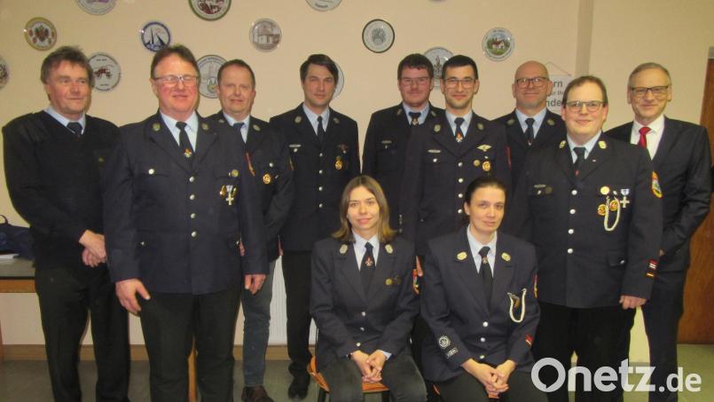 Neuwahlen standen bei der Feuerwehr Querenbach an. Im Bild (stehend, von links) Richard Schicker, Konrad Hart, Jürgen Sommerer, Reinhard Rustler, Zweiter Vorsitzender Dominik Schicker, Vorsitzender Christoph Rustler, Bernhard Rustler, Kommandant Uwe Friedrich und Bürgermeister Bernd Sommer sowie (vorne, von links) Ulla Rustler und stellvertretende Kommandantin Stefanie Siller. Bild: Lothar Siller/exb