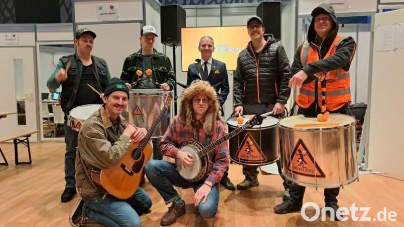 Als demonstrierender &quot;Lufthansa-Mitarbeiter&quot; trommelt Martin Hofmann zusammen mit dem Chor der jungen Union Miesbach auf dem Nockherberg. Bild: Maximilian Hüttenhofer/exb