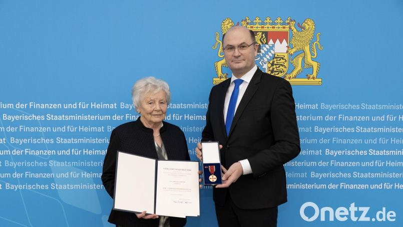 Minister Albert Füracker übergibt die Bundesverdienstmedaille an Dorothea Birkner aus Flossenbürg. Bild: StMFH/Christian Blaschka