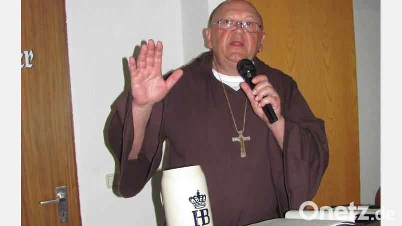 Zum zwölften Mal hielt Pater Klaus bei den Freien Wählern in Mantel die Fastenpredigt. Er genoss es sichtlich nach drei Jahren Pause in die Kutte des Paters zu schlüpfen. Bild: sei