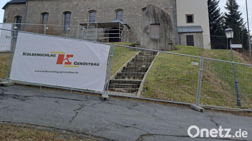 Um Menschen vor herabfallenden Putzteilen zu schützen, wurde ein Bauzaun rund um das Kirchengebäude errichtet. Wer Schuld hat, soll nun vor Gericht geklärt werden. Bild: gis