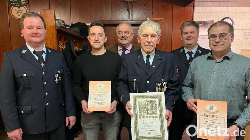 Ehrungen gab es bei der Jahresversammlung der Feuerwehr Leonberg. Auf dem Bild (von links) Vorsitzender Bernhard Lindner, Stefan Wührl, Bürgermeister Johann Burger, Ehrenkommandant Michael Lindner, Kommandant Thomas Lindner und Wolfgang Kreger. Bild: Feuerwehr Leonberg/exb