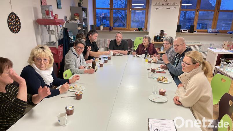 Über das Schulfrühstück an der Grundschule Waldsassen informierte sich eine Delegation der SPD Waldsassen. Bild: Klaus Schuster/exb