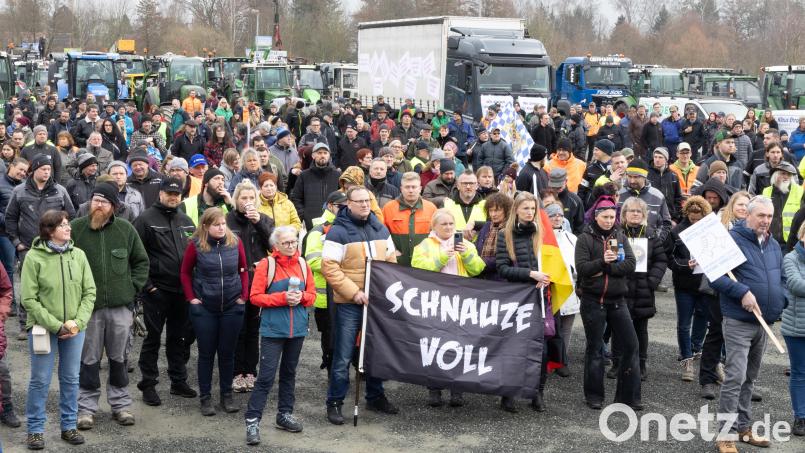 Teilnehmer ganz vorne machen deutlich, dass sie die „Schnauze voll“ haben. Bild: rw