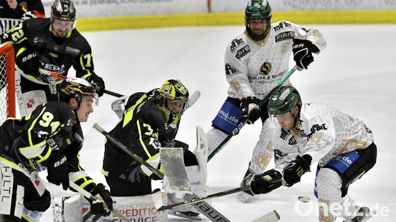 Szene aus dem ersten Drittel, in dem Torhüter Timon Bätge (Zweiter von links) vom ERSC Amberg kräftig unter Druck geraten war. Bild: Hubert Ziegler