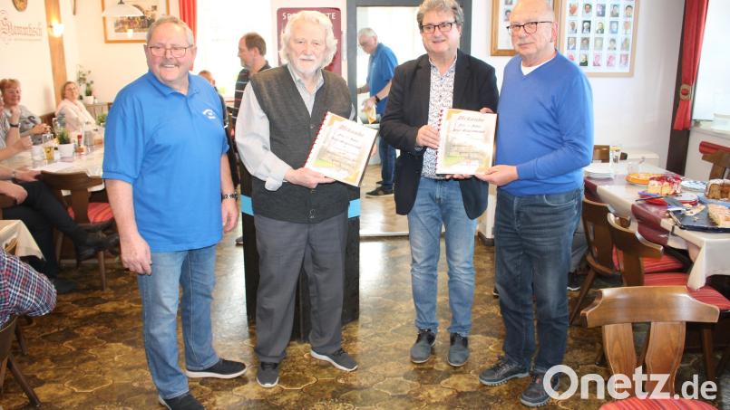 Seit 40 Jahren gut zu Fuß sind Hans Jürgen Ritter und Klaus Emmerich (Zweiter und Vierter von links). Für ihre Treue zum &quot;Wanderfreunde&quot;-Verein dankten ihnen Vorsitzender Albert Ficker (links) und Bürgermeister Bernhard Stangl. Bild: bjp