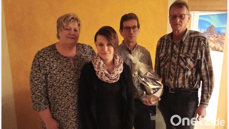 Vorsitzende Aurelia Zimmermann (links) und Stellvertreter Josef Hartmann (rechts) dankten dem scheidenden Kassier Josef Scheld. Dieses Amt hat nun Nadine Höchtl (Zweite von links) übernommen. Bild: exb/Zimmermann