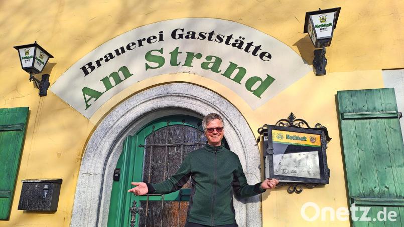 In dem Glaskasten vor der Gaststätte „Am Strand“ dürfte schon in wenigen Wochen eine Speisekarte hängen,  freut sich Brauereichef Andreas Nothhaft. Bild: Brigitte Gschwendtner/fph