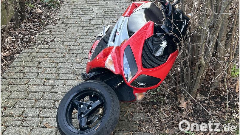 Auf der Flucht fuhr ein Rollerfahrer einen Polizeibeamten um und verletzte ihn schwer. Bild: Polizeiinspektion Schwandorf/exb