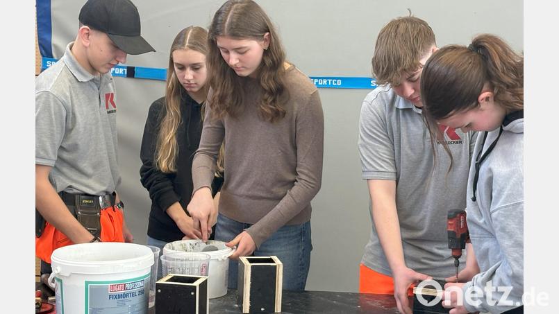 An der Realschule im Stiftland stellten sich im Zuge der „Berufsoffensive“ einige Firmen vor und luden zum Ausprobieren praktischer Tätigkeiten ein. Bild: Elisabeth Müller-Kroczynski/exb