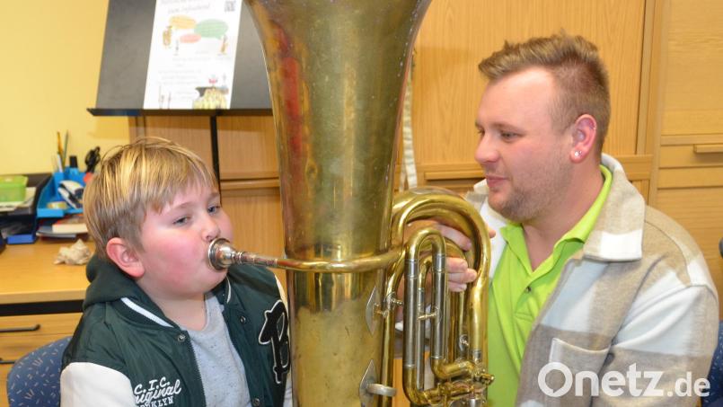 Klein aber oho. Moritz Mitlmeier setzte sich an die Tuba und schon erfüllten die ersten tiefen Töne den Raum. Er blies seine Bäckchen dafür gehörig auf. Bild: dob