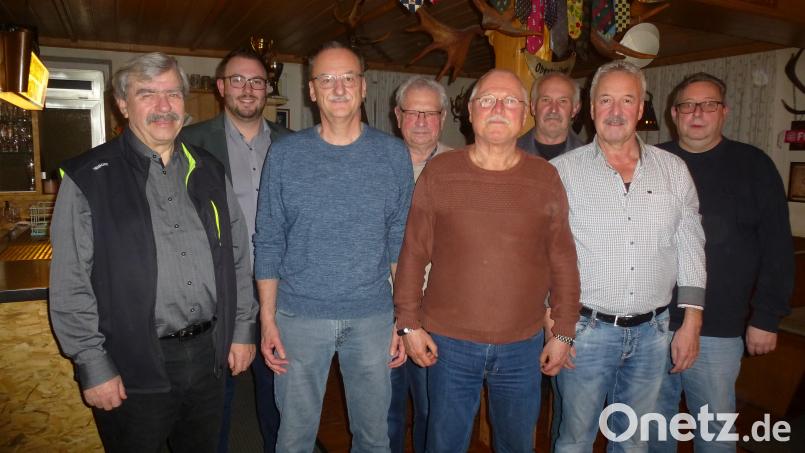 Die Siedlergemeinschaft Dürnast bleibt gut aufgestellt. Das freuteauch Bezirkschef Reinhard Ott und Zweiten Bürgermeister Julian Kraus (von links). Bild: bk