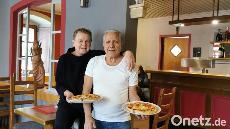 Ein Lebenswerk: Dem Ehepaar Petra und Salvatore De Luca fällt der Abschied von ihrem italienischen Lokal am Marktplatz in Oberviechtach schwer. Bild: Portner