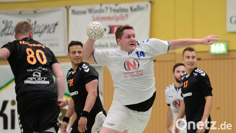 Der Weidener Jonas Baunoch (weißes Trikot/Szene aus dem Spiel gegen die HC Amberg) und seine Teamkollegen hatten gegen den HC Sulzbach nichts zu bestellen. Bild: ham