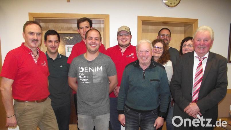 Die in der Jahreshauptversammlung gewählten Vorstandsmitglieder vom Muglhofer Theaterverein freuen sich mit ihrem Spielleiter Hans Gösl (vorne, Zweiter von rechts) und Stadtrat Hans Forster (rechts daneben) auf das diesjährige Theaterstück. Bild: ror