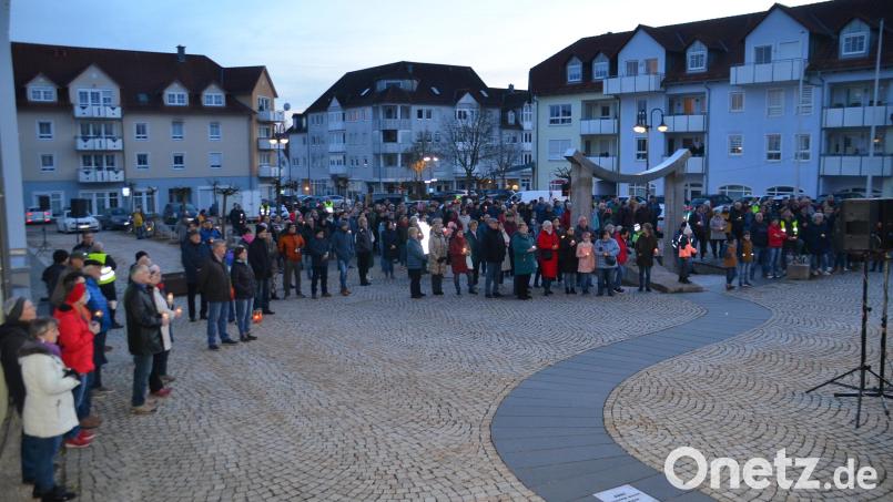 Rund 300 Bürgerinnen und Bürger hatten sich am Sonntagabend zur Kundgebung auf dem Rathausplatz in Speichersdorf versammelt. Bild: ak