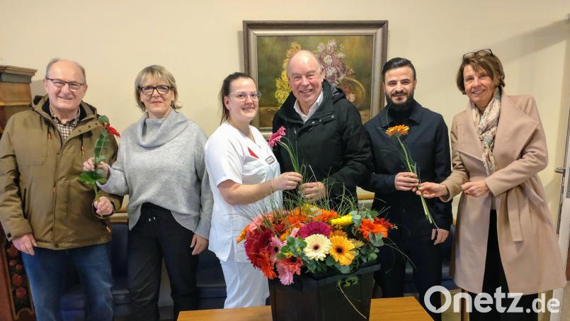 Die Einrichtungsleiterin des AWO-Seniorenzentrums Andrea Motzel (Zweite von links) und ihr Team freuen sich über die kleine Aufmerksamkeit durch das Bürgermeister-Trio Hubert Blödt (links), Roland Strehl (Dritte von rechts) und Birgit Singer-Grimm (rechts). Bild: Birgit Singer-Grimm/exb