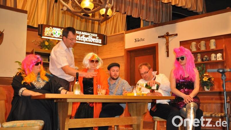 Die Theaterleute des Heimat- und Volkstrachtenvereins Auerbach proben für ein neues Stück. Bild: Daniel Sertl/exb