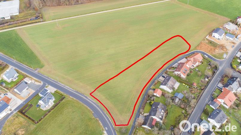 Der rot umrandete Bereich zeigt in etwa die Fläche der fünf Bauparzellen im neuen Wohngebiet „Feldgäßchen“ in Kempfenhof. Ob auf der darüberliegenden großen Restfläche des in Stadtbesitz befindlichen Grundstücks auch einmal eine Kita gebaut werden kann, bleibt gegenwärtig reine Spekulation. Bild: Thilo Hierstetter