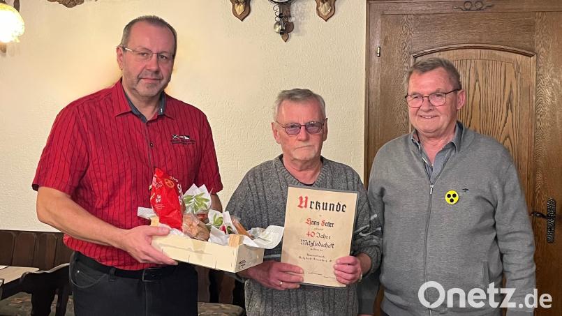 Zweiter Vorsitzender Armin Kraus (links) und Erster Vorsitzender Richard Sperber (rechts) ehren Hans Feller (Mitte) für 40 Jahre Mitgliedschaft. Bild: ksa