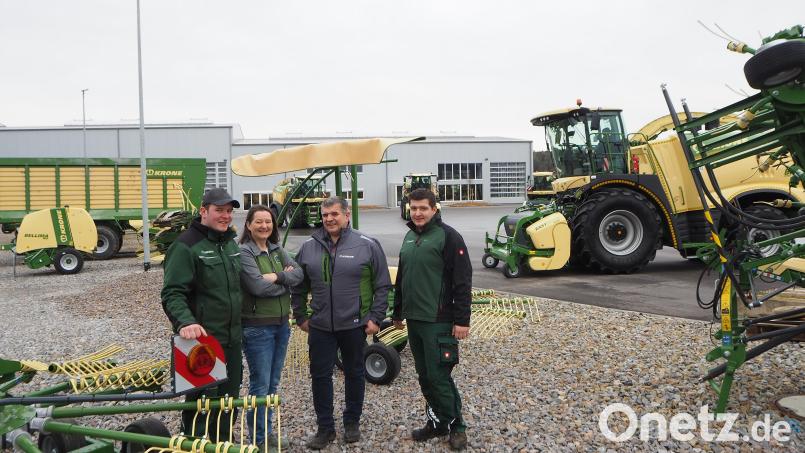 Gemeinsam und mit vielen Helfern stemmen Edith und Günter Igl mit den Söhnen Leonhard (rechts) und Alexander (links) die neue Agrartechnik-Firma. Es ist das erste Unternehmen im neuen Nabburger Gewerbegebiet und das erste Kompetenzzentrum der Firma Krone. Bild: bl