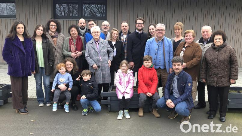 Im Kreis ihrer großen Familie und bei guter Gesundheit feierte Maria Dutz (stehend, Siebte von links) im Sportzentrum in Wiesau ihren 95. Geburtstag. Bild: wro