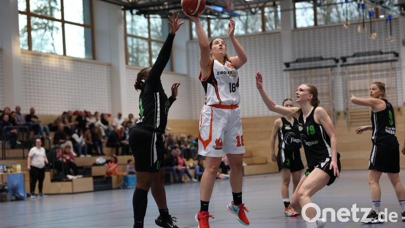 Topscorerin Monika Fohringer ist von den Verteidigerinnen Bad Aiblings nicht zu halten. Bild: Dieter Jäschke