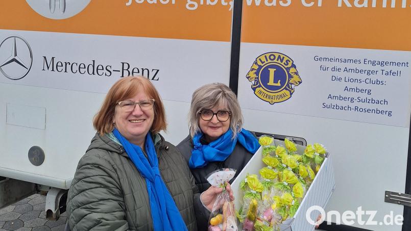 Margret Hirsch (links) und die Vorsitzende des Hahnbacher Frauenbundes, Hildegard Gallitzendörfer, übergeben Osterpäckchen an die Amberger Tafel. Bild: mma