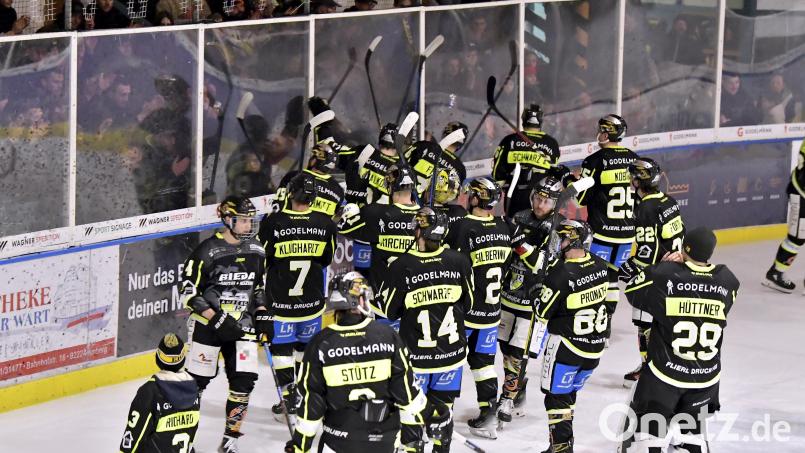Nach dem Spiel bedankten sich die ERSC-Cracks bei ihren treuen Fans. Bild: Hubert Ziegler