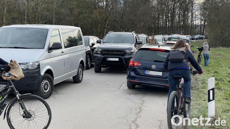 Bei der Höllohe herrschte angesichts des strahlenden Vorfrühlingswetters am Sonntag Verkehrschaos. Bild: Gerhard Götz