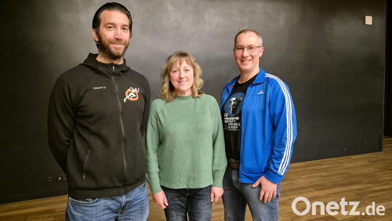 Christian Wolf (links) mit den Gewinnern Kerstin Becker und Wolfgang Seidel. Nicht im Bild Alexandra Wildenauer. Bild: Lowak
