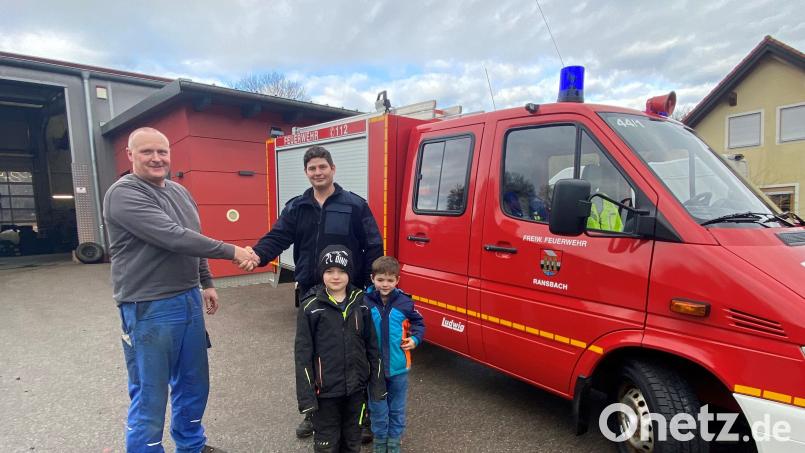 Dank einer Sachspende in Höhe von 3000 Euro kann das Fahrzeug der Feuerwehr Ransbach ertüchtigt werden. Im Namen der Wehr bedankt sich Markus Finn (rechts) zusammen mit seinen zwei Jungs von der Nachwuchsheuerwehr bei Helmut Polster dafür. Bild: bö