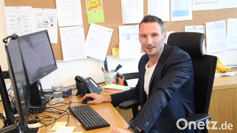 Sichtlich wohl an seinem neuen Arbeitsplatz als Konrektor am Neustädter Gymnasium fühlt sich der Weidener Michael Werner. Bild: prh