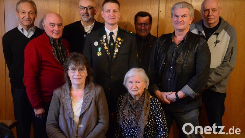 Die Verantwortlichen um 2. Schützenmeister Gerald Ermer (Mitte) haben die Auflösung des Vereins Almenrausch beschlossen. Bild: Kunz