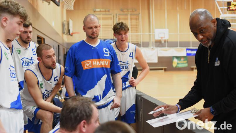 Da halfen auch die taktischen Tipps von Trainer Johnny Griffin nicht weiter: Die TB-Basketballer verloren ihr Heimspiel gegen die TG Landshut. Bild: G. Büttner