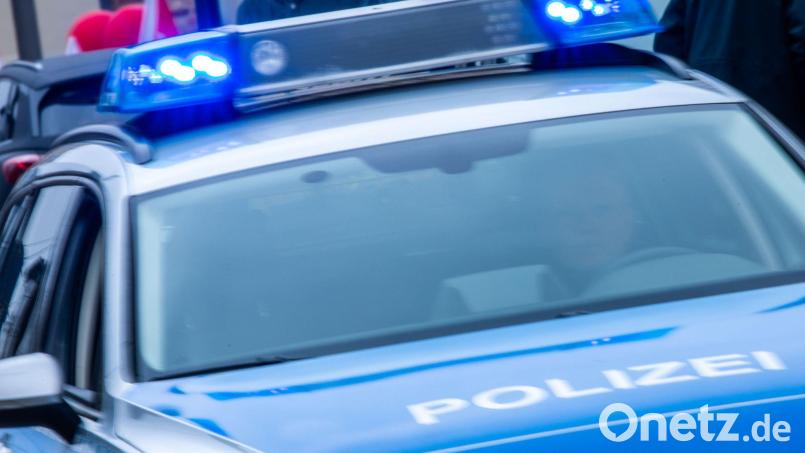 Ein Streifenwagen der Polizei ist mit Blaulicht im Einsatz. Symbolbild: Jens Büttner/dpa