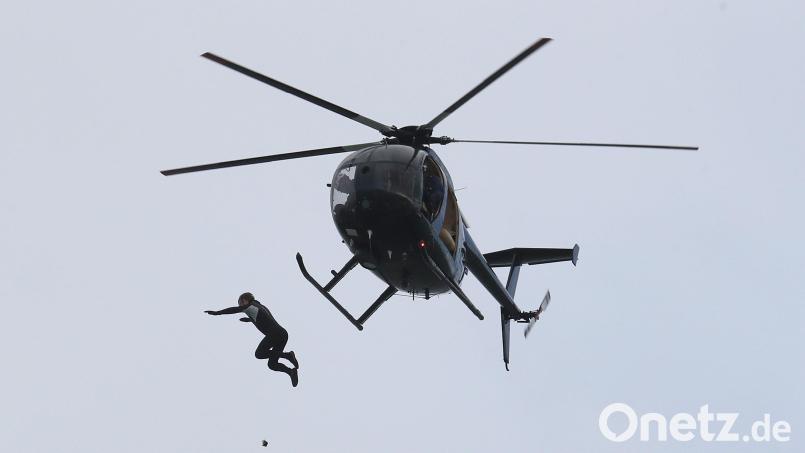 Ein Fallschirmspringer rast nach einem Sprung aus einem Hubschrauber in die Tiefe. Symbolbild: Andrew Matthews/dpa