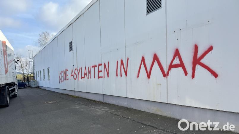 Die Schmiererei prangt seit einigen Tagen auf einem Gewerbebau am Waldershofer Ortseingang. Bild: Matthias Bäumler/fph