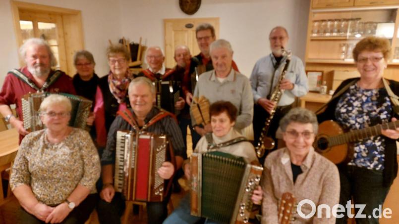 Die anwesenden Sänger und Musikanten beim Musikantentreffen im Sportheim. Bild: Egon Böhm