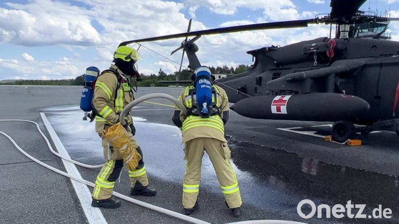 Übung für den Ernstfall: Ein Hubschrauber hat technische Probleme bei der Landung. Bild: Heike Unger