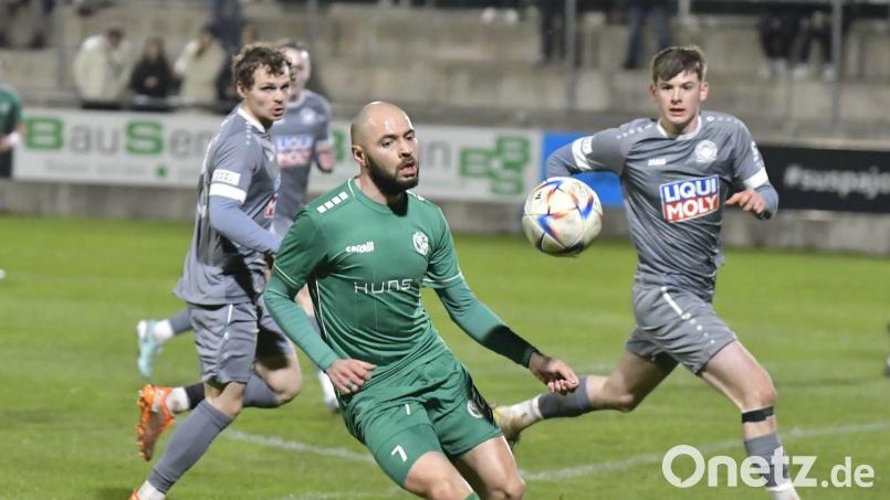 DJK-Stürmer Nico Becker (vorne) kommt einen Schritt zu spät: Die DJK Gebenbach unterlag gegen den Titelmitfavoriten VfB Eichstätt am Dienstagabend mit 1:2. Bild: Hubert Ziegler