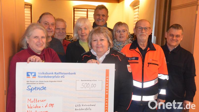 Der KAB-Kreisverband Nordoberpfalz überreicht Barbara Faltenbacher (vorne Mitte) einen Scheck über 500 Euro. Bild: Kunz