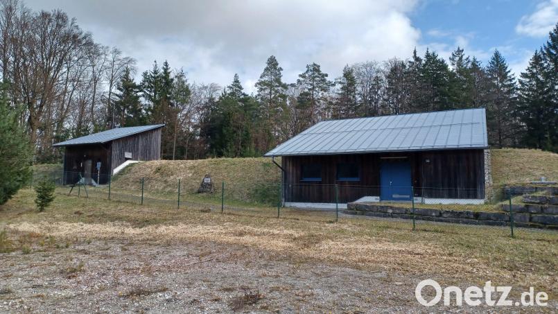 Die großen Dachflächen der Hochbehälter, wie hier in Beselberg, bieten sich ideal für PV-Anlagen an. Bild: Matthias Aures/exb