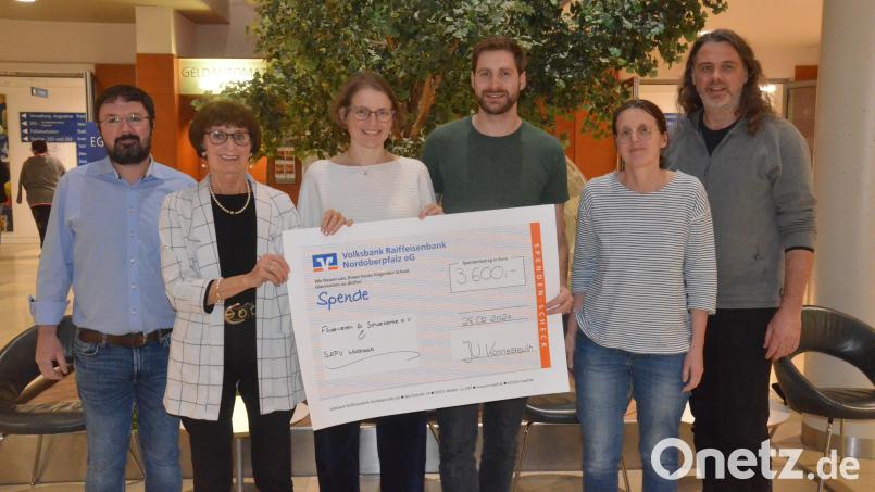 Spendenübergabe an den Förderverein für Schwerkranke im Foyer des Klinikums. . Bild: Kunz