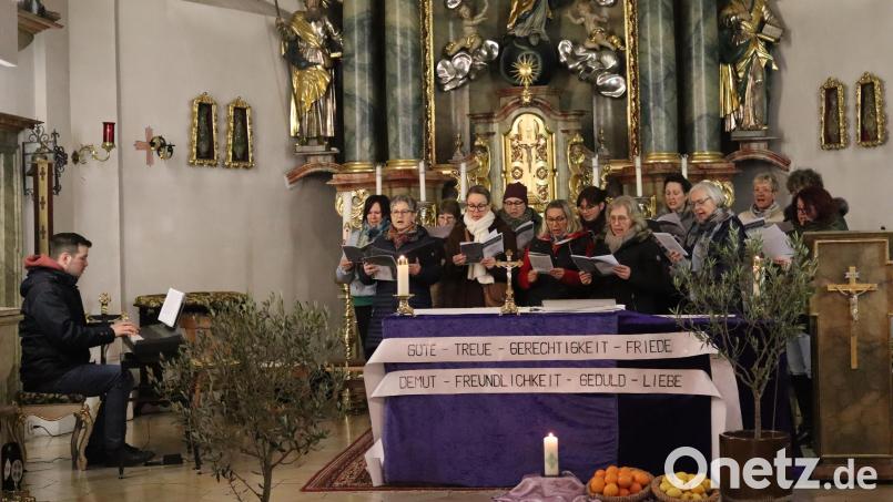 Der Riedener Kirchenchor unter der Leitung von Roland Nitzbon (links) umrahmte den Weltgebetstag in der Pfarrkirche Mariä Himmelfahrt stimmungsvoll. Bild: mrr