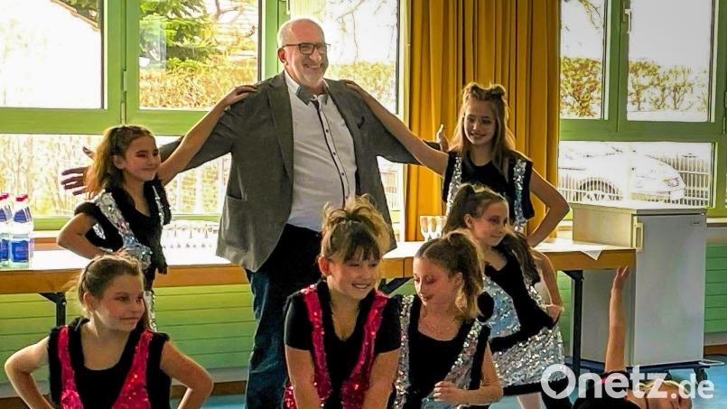 Die Tanz-AG überraschte den scheidenden Förderlehrer mit einer Darbietung zur Musik von Dancing Queen und holte ihn zum Schluss selbst auf die Bühne. Bild: wbe