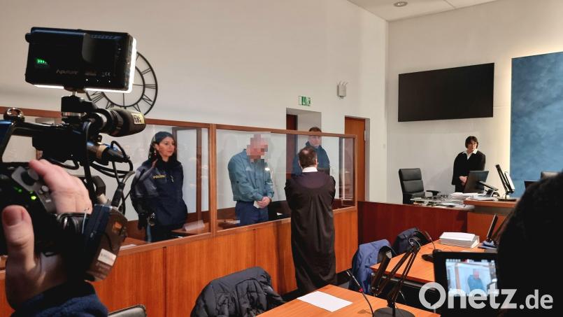 Der Angeklagte berät sich mit seinem Verteidiger Maximilian Siller im großen Schwurgerichtssaal am Landgericht Hof. Bild: scm
