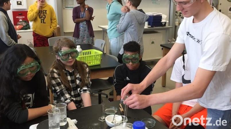 Ein &quot;Science-Projekt&quot; ermuntert die deutschen und amerikanischen Schüler/innen zu wissenschaftlichen Experimenten. Bild: do