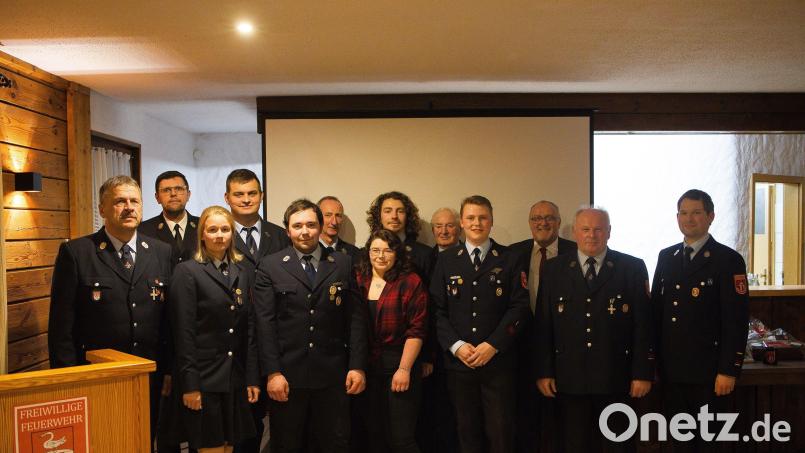 Die Feuerwehr Ammerthal ehrt langjährige Mitglieder (von links): Klaus Simon, Kreisbrandmeister Thorsten Jobst, Magdalena Simon, Felix Ehbauer, Martin Weiß, Herbert Lehmeier, Julia Weiß, Axel Feldmeier, Vorsitzender Moritz Koberstein, Alois Englhard, Bürgermeister Anton Peter, Günter Koller und Kommandant Florian Baumer. Bild: M. Feldmeier/exb
